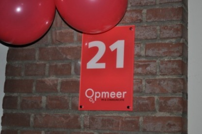 Naambord bij Opmeer PR & Communicatie onthuld
